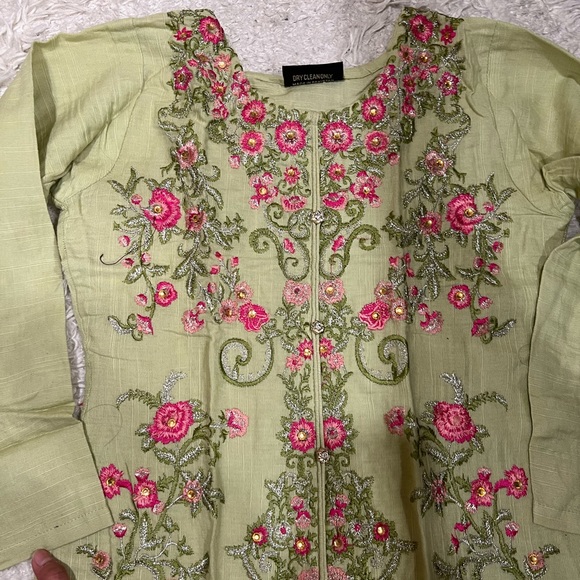 Beautiful green and pink Kurta set with detailed hand work embroidery - Picture 3 of 4